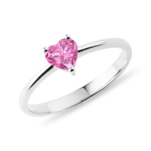 Prsten z bílého zlata s růžovým safírem ve tvaru srdce KLENOTA