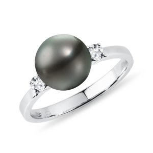 Elegantní prsten s tahitskou perlou a diamanty v bílém zlatě KLENOTA