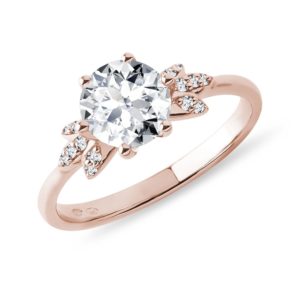 Prsten z růžového zlata s moissanitem a diamanty KLENOTA