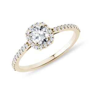 Diamantový zásnubní prsten halo ve žlutém zlatě KLENOTA