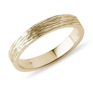 Pánský snubní prsten s rytinou ve zlatě KLENOTA