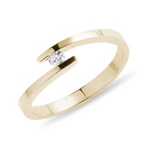 Minimalistický prsten ze žlutého zlata s diamantem KLENOTA