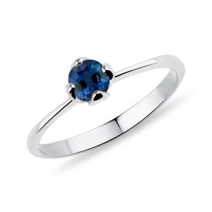 Prsten z bílého zlata s kulatým modrým safírem KLENOTA