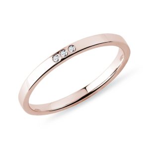 Snubní prsten z růžového zlata se třemi diamanty KLENOTA
