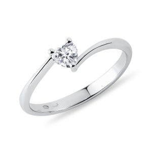 Asymetrický prsten s diamantem srdce v bílém zlatě KLENOTA