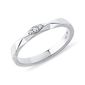 Originální snubní prsten z bílého zlata s diamanty KLENOTA