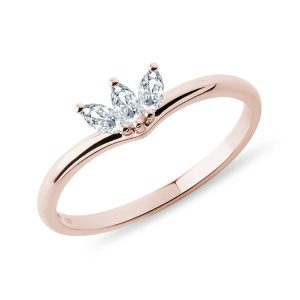 Prsten z růžového zlata s 3 diamanty v brusu markýza KLENOTA
